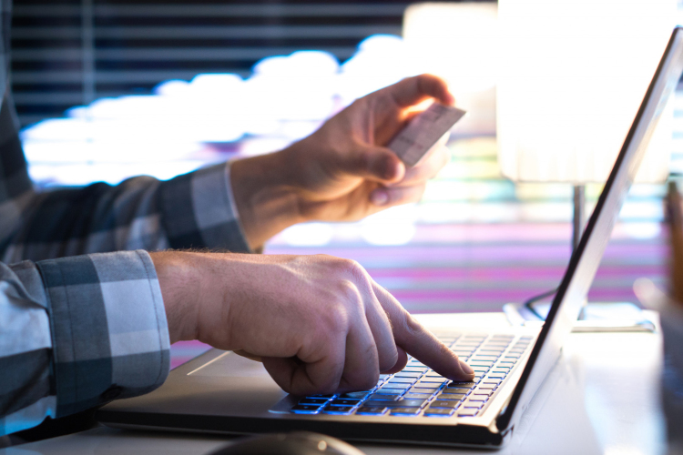 Előszeretettel használják online csalók a netes piactereket