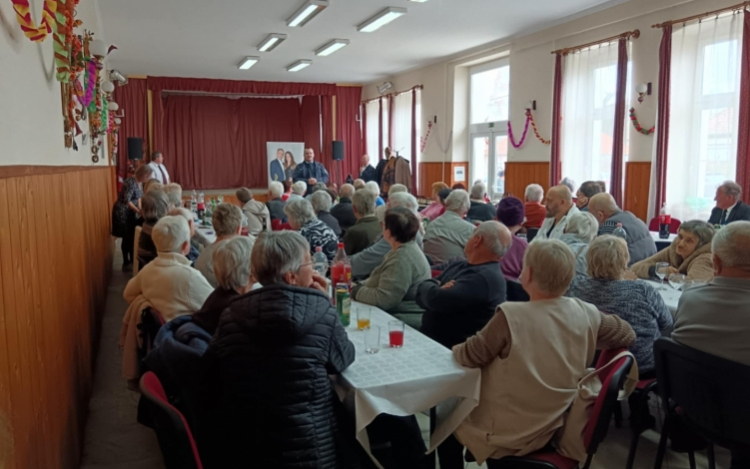 Lovászpatonai időseknek tartottak előadást a rendőrök