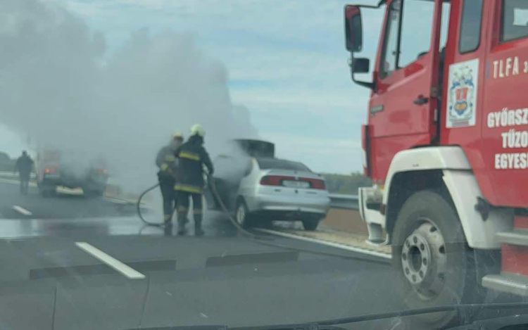 Kigyulladt egy autó a 83-ason