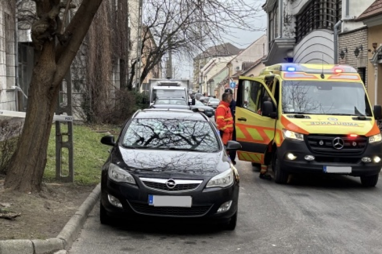 Hirtelen összeesett és meghalt egy idős férfi a Major utcában