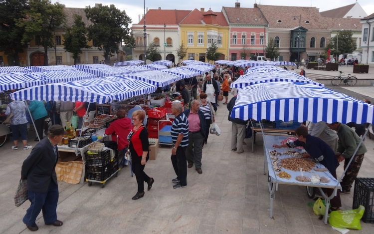 Igazi vásári hangulat a Fő téren - Remekül sikerült az első igazi piaci nap