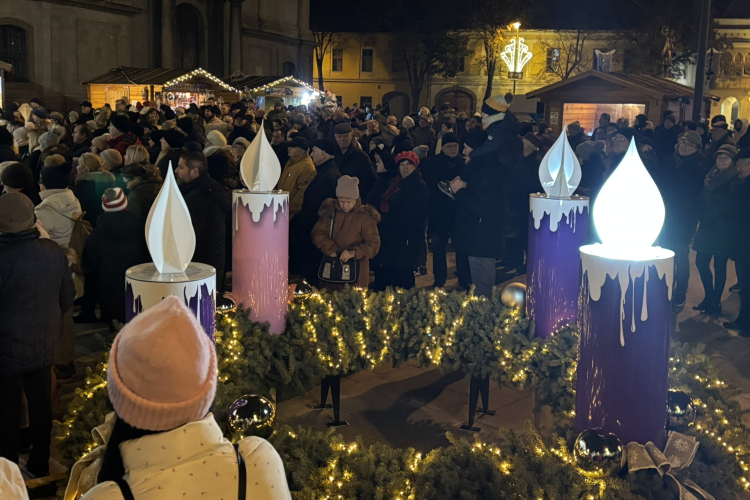 Felgyúlt az első gyertya a városi adventi koszorún