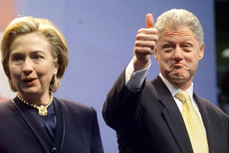 Bill Clintont kicsapongásai miatt HIV-tesztre küldte a felesége egy új könyv szerint