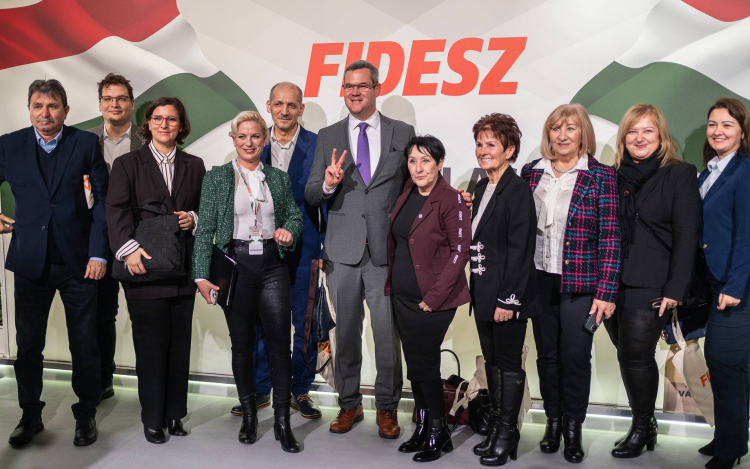 Államtitkárként viszi végig pápai kampányát Takács Péter