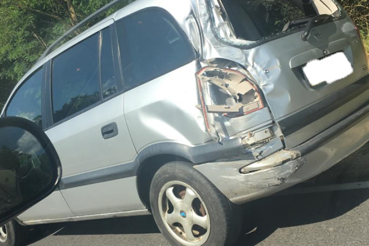 Kamion és személyautó ütközött Ihásznál