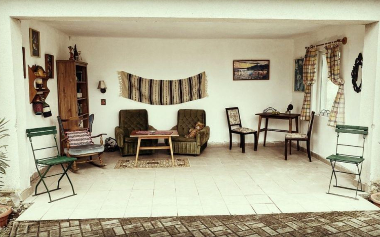 Nappalivá varázsoltak egy buszvárót Nagytevelen