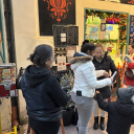 Óvodások karácsonyfa díszítése a belvárosban