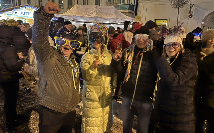 Különös szilveszter a Fő téren