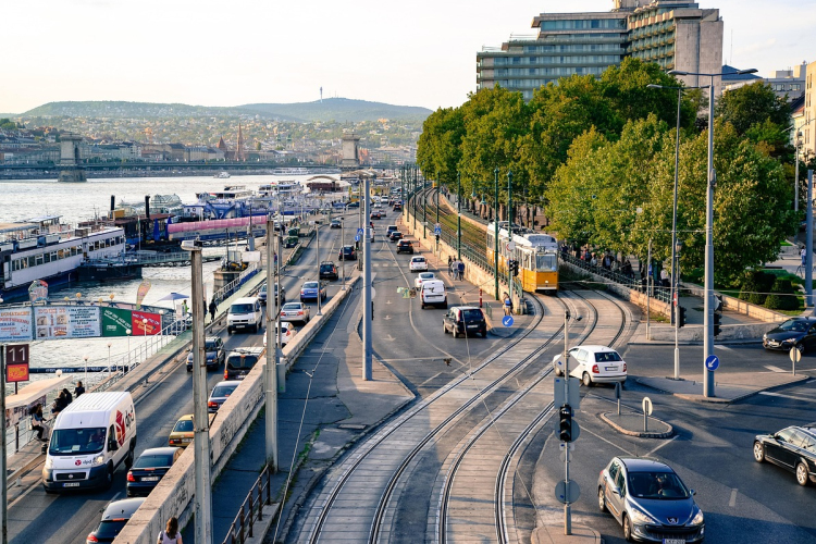 Autót venne Magyarországon 2026-ban, a kamatok most írják a szabályokat