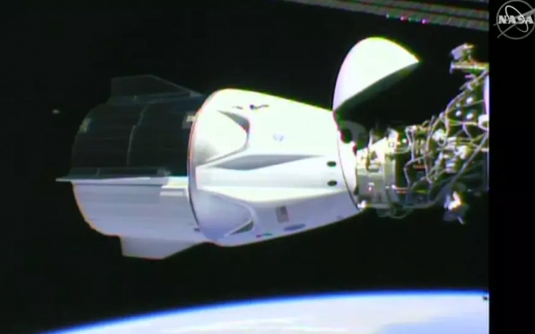Sikeresen dokkolt a Nemzetközi Űrállomáson a SpaceX űrhajója