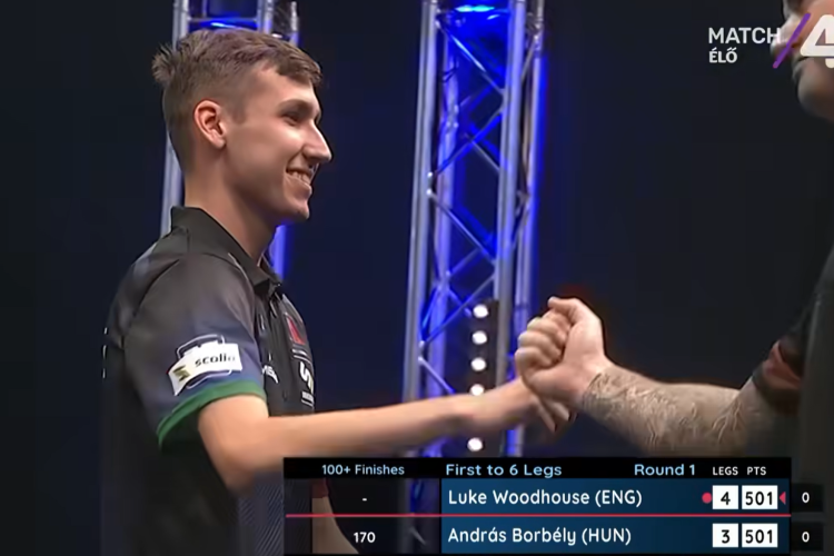 Olyan kiszállót dobott a fiatal pápai dartstehetség, hogy állva tapsolt neki a közönség