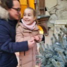 Óvodások karácsonyfa díszítése a belvárosban