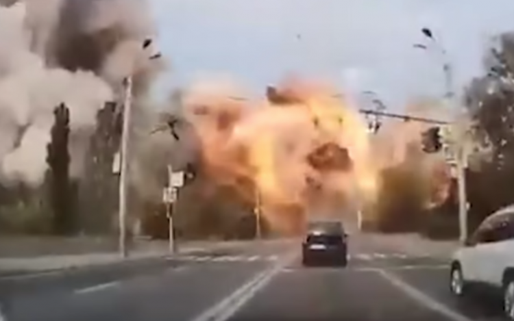 Egy autós fedélzeti kamerája rögzítette az egyik orosz rakéta becsapódását Dnyipróban