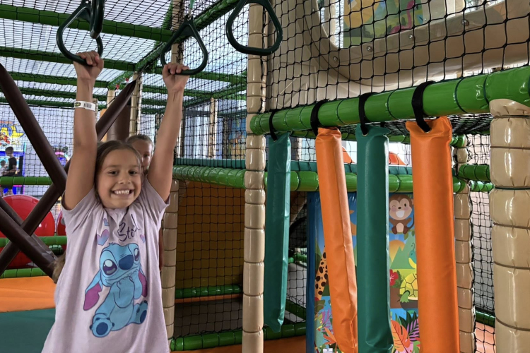 Móka és kacagás a város új játszóbirodalmában