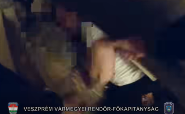 Az ágy alól húzták ki a pápai férfit a rendőrök - Videó