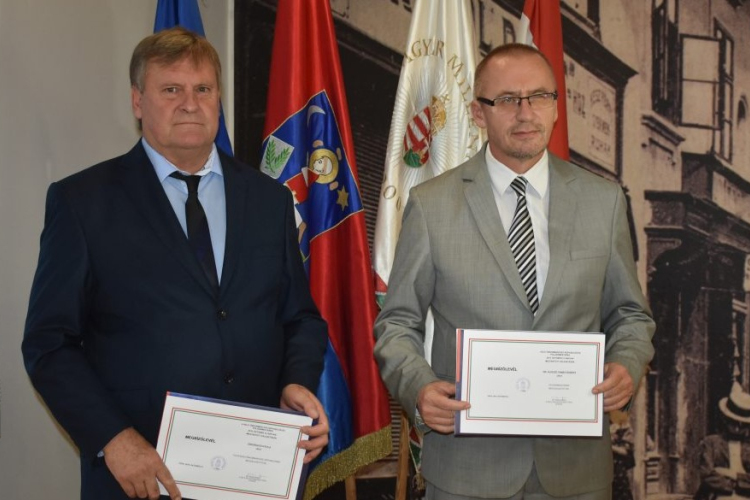 A polgármester is átvette megbízólevelét