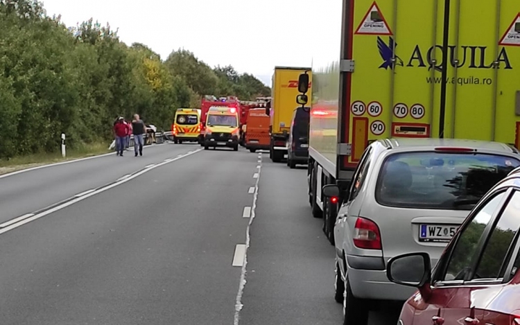 Három autó és egy tehergépkocsi ütközött Városlődnél - Ketten meghaltak, öten megsérültek