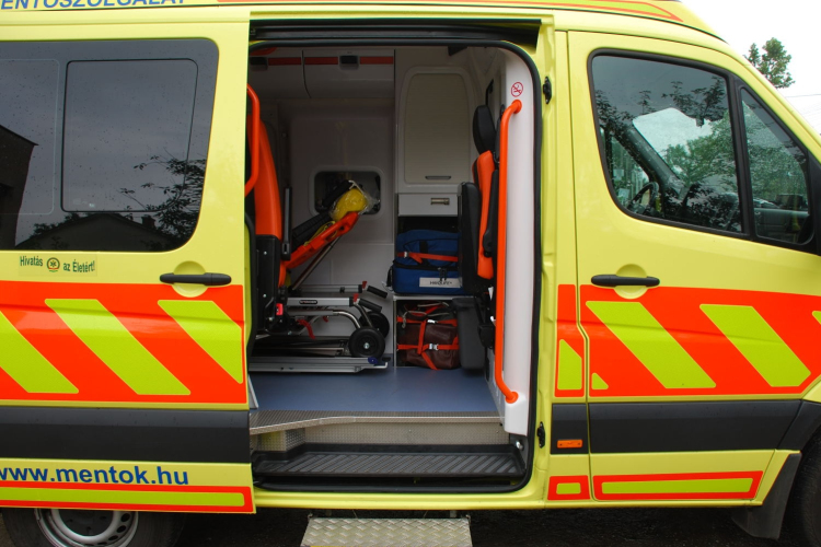 Ingyenesen fertőtleníti a pápai mentőautókat az Autofit Extra Kft.