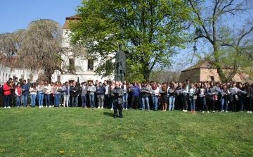400 diák együtt szavalta Petőfi versét