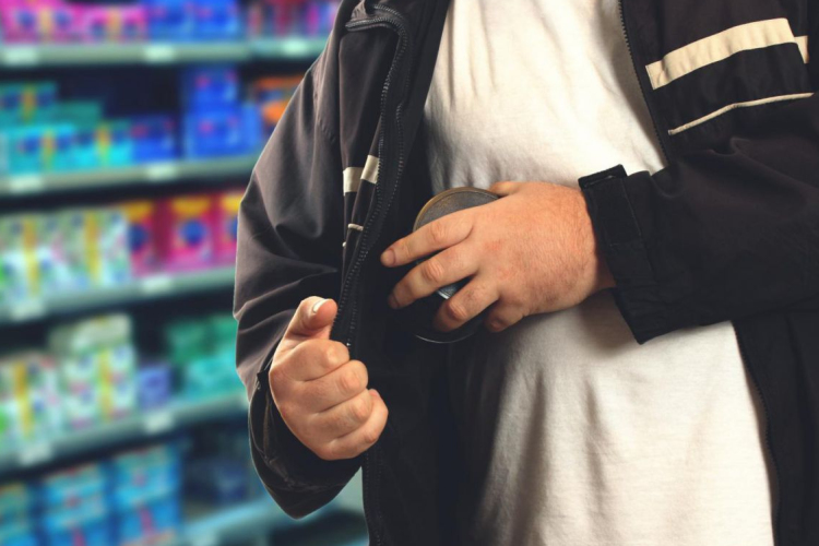 Rendszeresen lopta a parfümöket a 18 éves pápai fiatal, a rendőrök elfogták