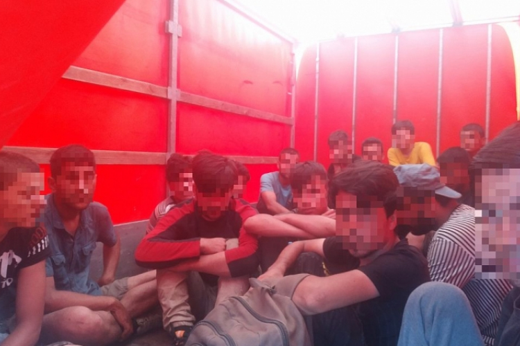 Tizenhét migránst találtak egy kisteherautóban