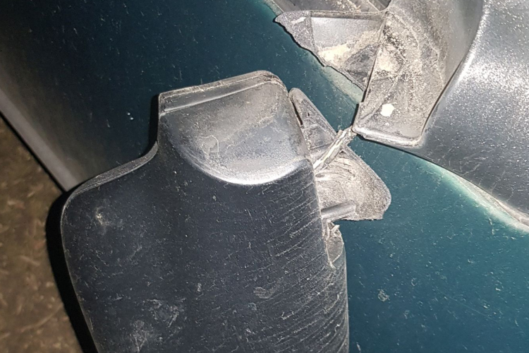 A pápai rendőrök jelenlétében rúgta le egy autó visszapillantó tükrét