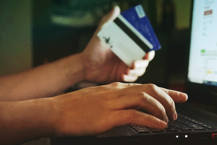 Másfél millió forintot húztak le egy Pápa-környéki férfiról az internetes csalók