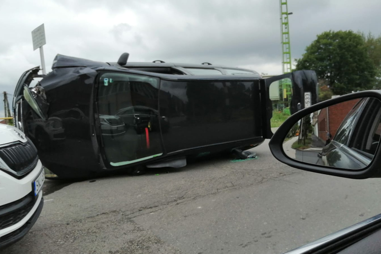 Oldalára borult egy autó a Kisfaludy utcában