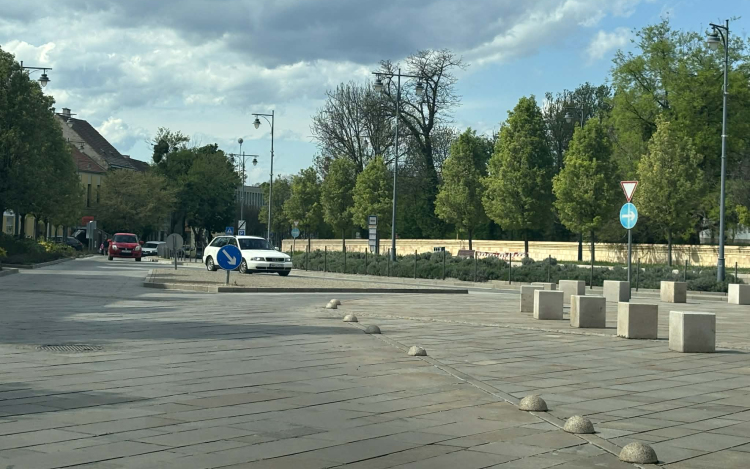 Elkészült az útjavítás a Fő téren, újra zavartalan a közlekedés