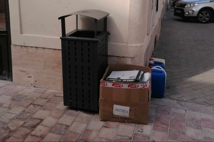 Minden hétfő reggel az utca takarításával kezdenek a belvárosi üzletek tulajdonosai és alkalmazottai