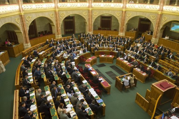 A hitelmoratórium meghosszabbításáról szavaz a parlament