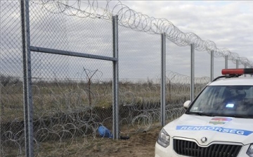 Csaknem száz határsértőt tartóztattak fel a hétvégén