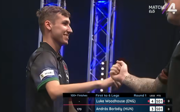 Olyan kiszállót dobott a fiatal pápai dartstehetség, hogy állva tapsolt neki a közönség