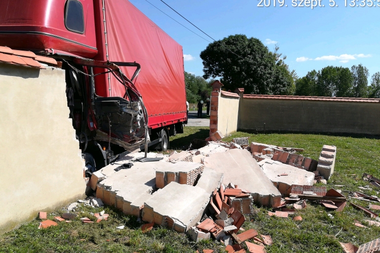 Traktor és teherautó ütközött Tapolcafőnél - Teljes az útzár