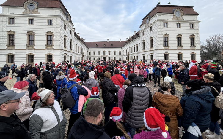 Többszáz Mikulás futott Pápán