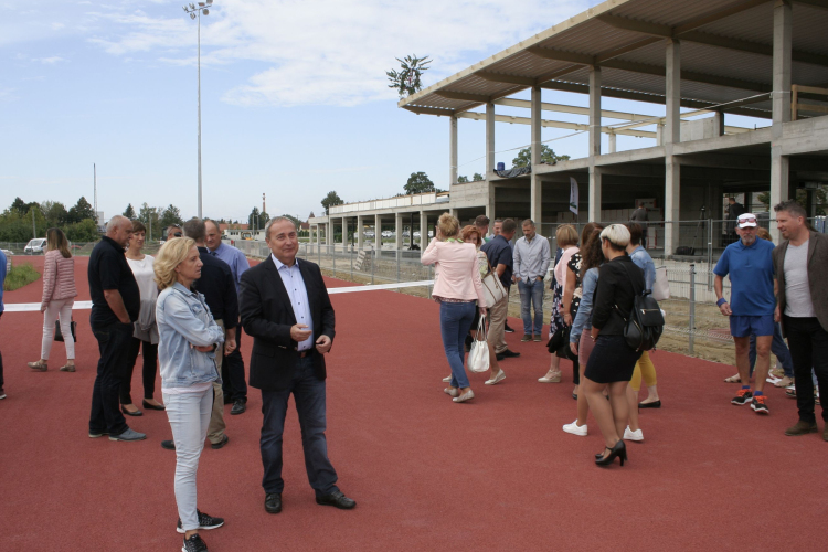 Bokrétaavató ünnepség a Téglagyári úton - Szerkezetkész az új atlétikai központ épülete