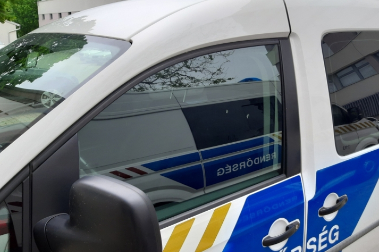 Elvitte a kerítés mellől a felnire szerelt gumikat, lopás miatt kell felelnie