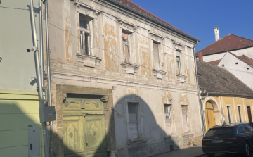 Eladná az önkormányzat a hírhedt Korvin 13-at!