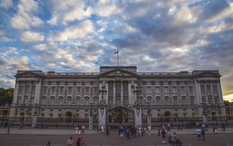 A brit királyi ház pénzügyeit sem kíméli a járvány