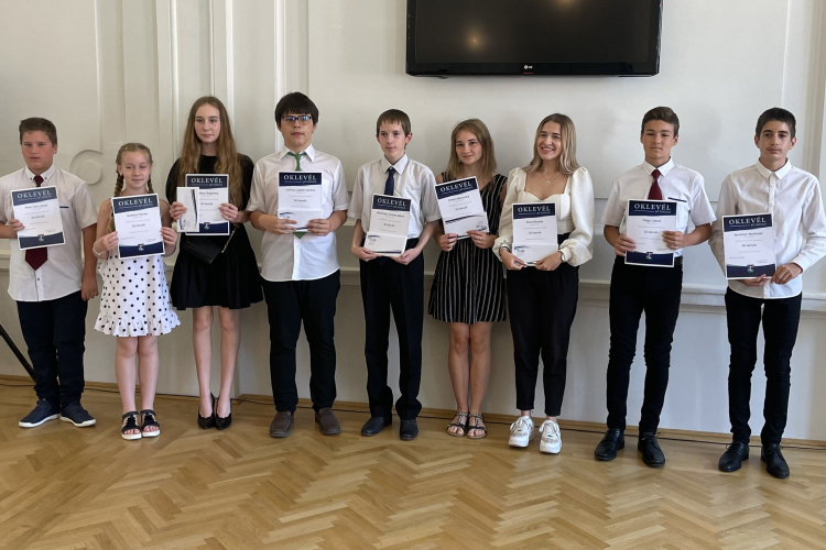 A legkiválóbb pápai diákokat jutalmazták a Városházán