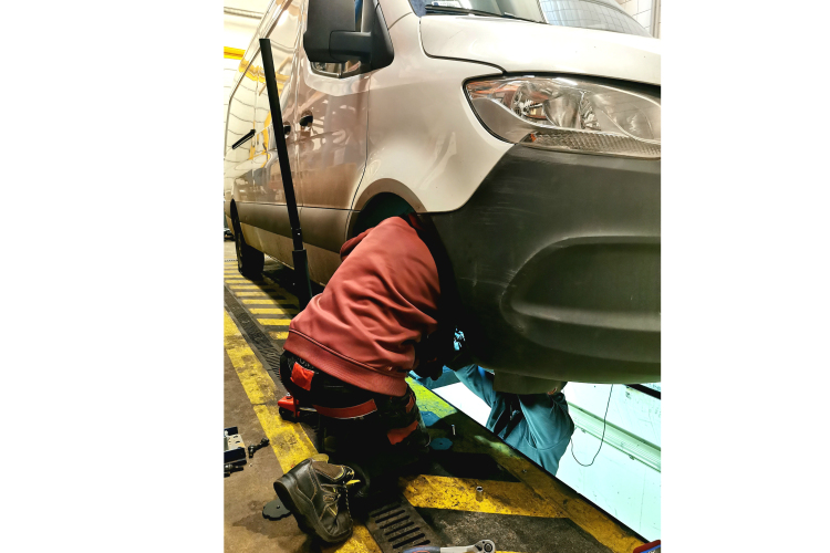 Pápai vállalkozó Mercedes Sprinterének laprugó problémája: miért Pápától 150 km-re tudta csak megoldani?