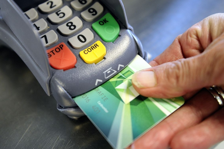 Más bankkártyáját küldte ki neki a bank, elköltötte róla a pénzt