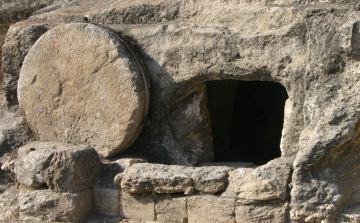 Több száz év után felnyitották a Jézus sírja fölötti márványlapot