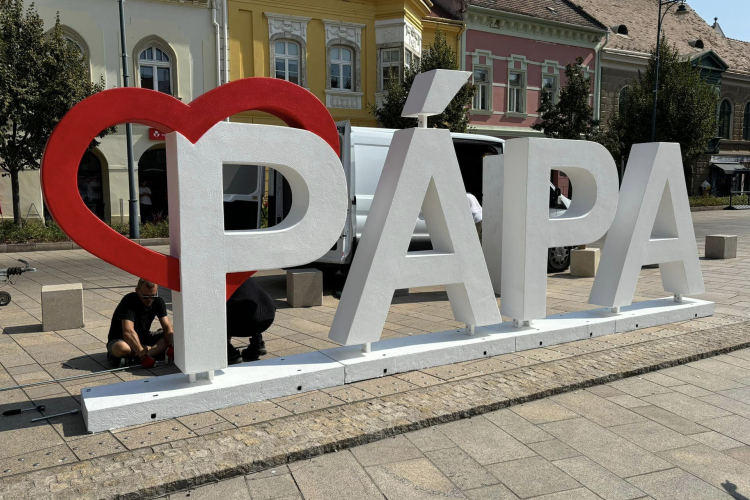 Kékfestő motívumok fogják díszíteni a Fő téri Pápa feliratot