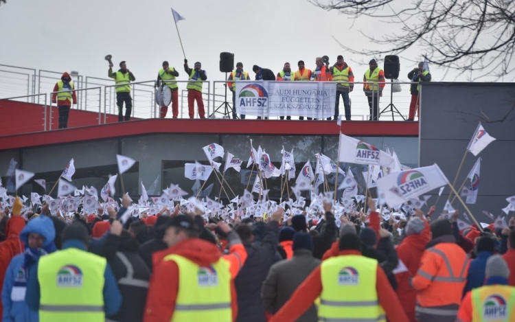 Mi vagyunk az Audi - Skandálták a második napja sztrájkoló dolgozók
