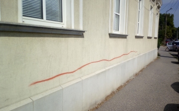 Lakóházak falát fújták le festék spray-vel a Vásár utcában 