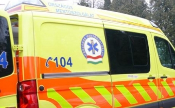 Villanyoszlopnak csapódott egy mentőautó Pusztaszabolcson