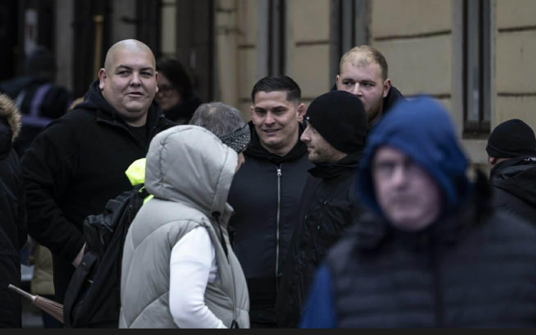 Fekete ruhások Győrben: megszólalt egy pápai érintett