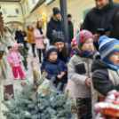 Óvodások karácsonyfa díszítése a belvárosban