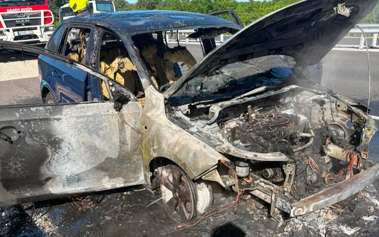 Kigyulladt egy autó a 83-ason